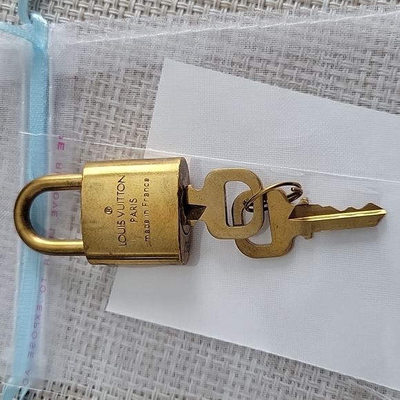 LV 🔐 Lock and 2 keys (307) with key ring - Picture 4 of 7